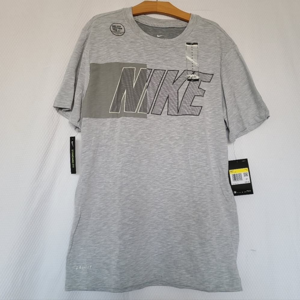 🆕️ NIKE graphic logo gray t-shirt 58% Cotton and 42% Polyester